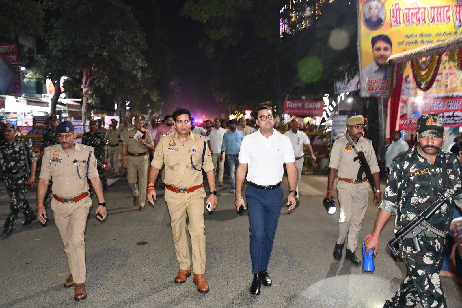 इटावा :आगामी त्योहारों के दृष्टिगत सुरक्षा व्यवस्था कायम रखने हेतु जिलाधिकारी व वरिष्ठ पुलिस अधीक्षक ने किया पैदल मार्च ।