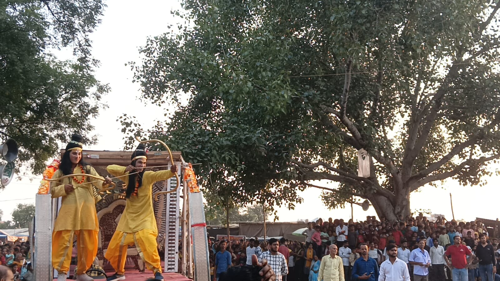 कन्नौज : रावण पुतले में आग लगते ही जय श्री राम के लगे नारे ?