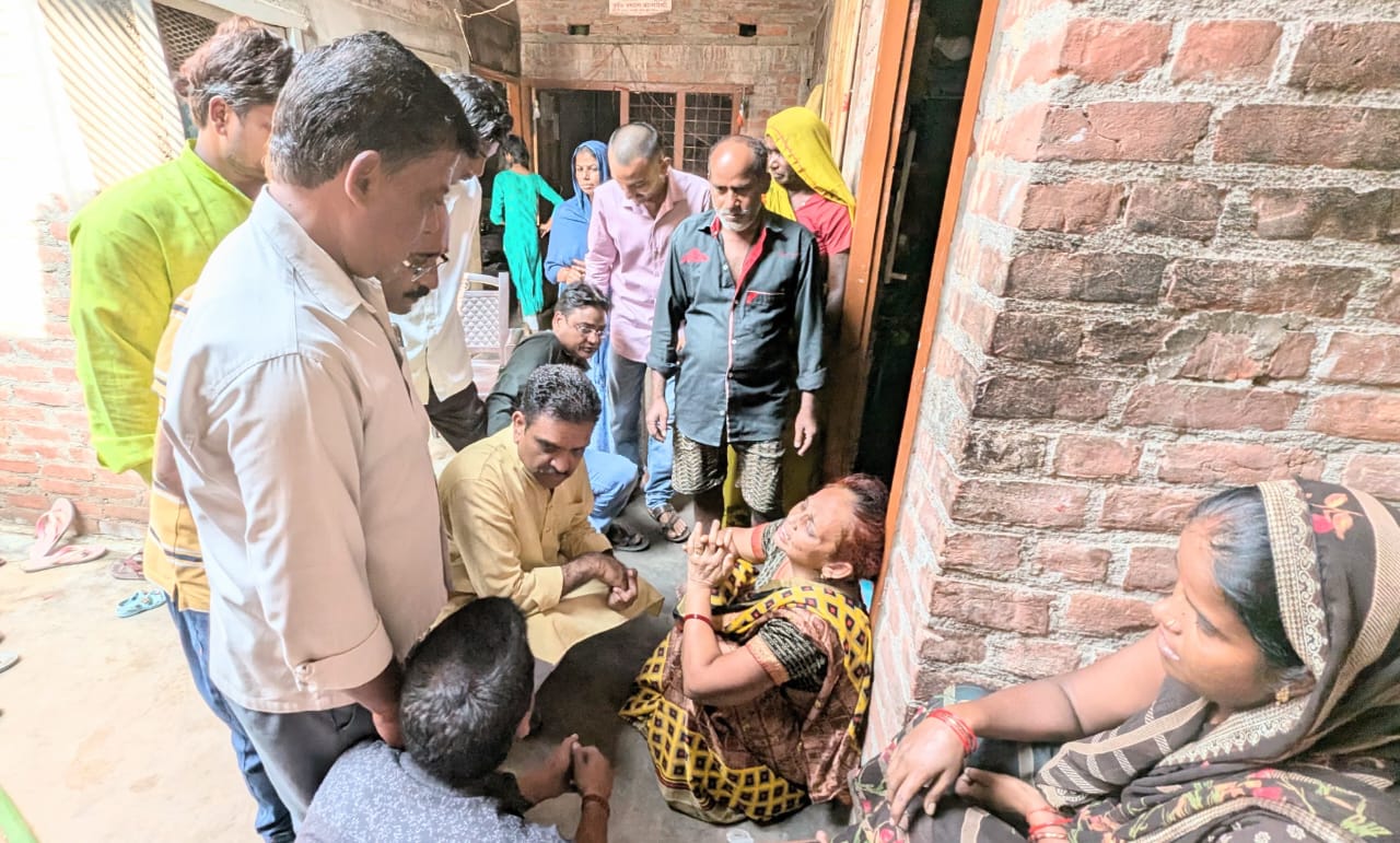कन्नौज: समाज कल्याण मंत्री सदर विधायक असीम अरुण ने पहुंच कर दुखी परिवार लोगों से की मुलाकात