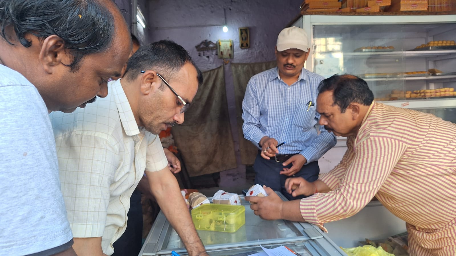 फर्रुखाबाद:आगामी पर्व दीपावली, गोवर्धन पूजा एवं भाईदूज के दृष्टिगत एफएसडीए ने छापामारी कर जांच हेतु भरे नमूने