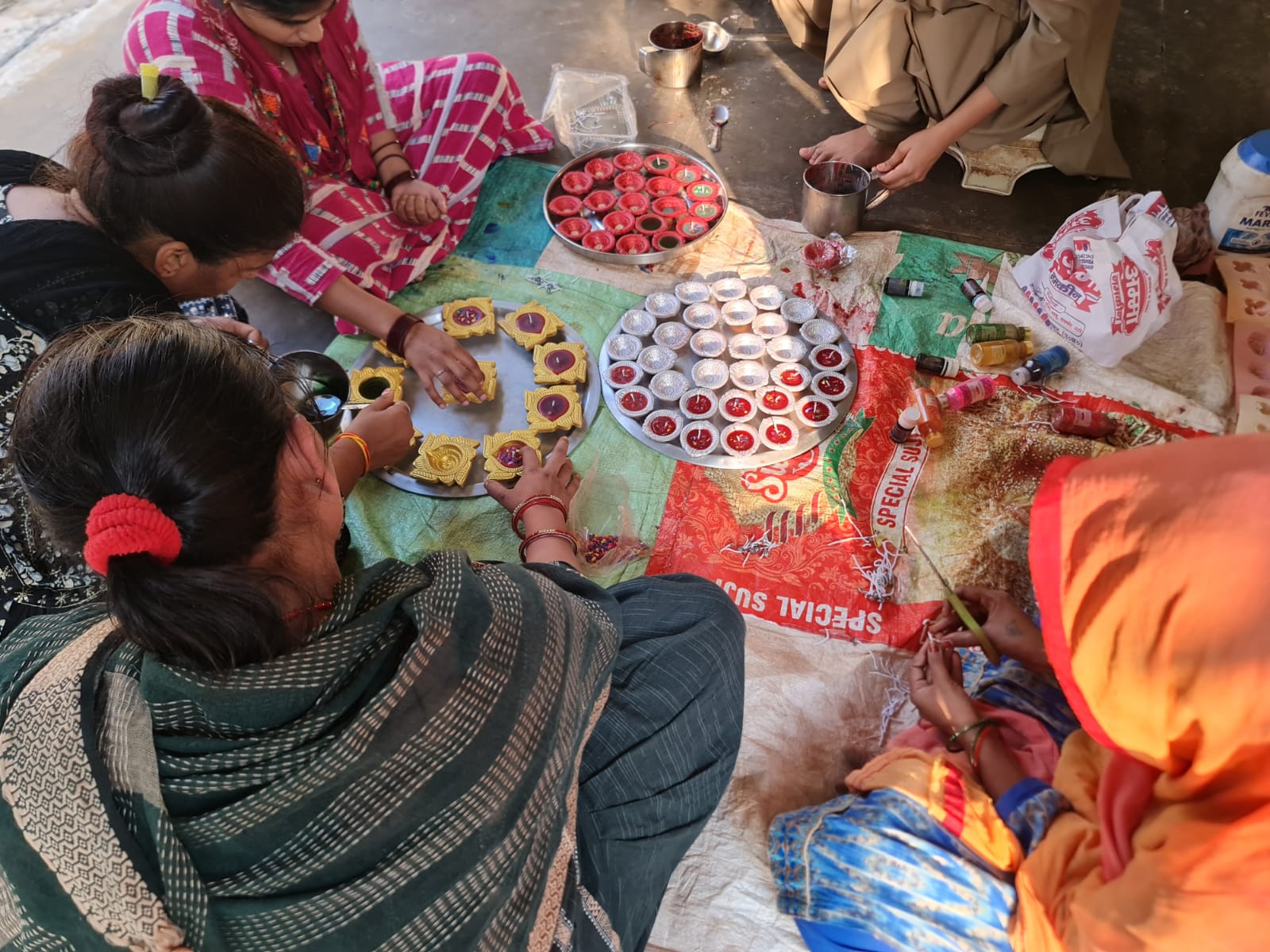 फर्रुखाबाद:जिला जेल की महिला बंदियों द्वारा निर्मित डिजाइनर मोमबत्ती और मिट्टी के दीए से रोशन होगी जेल