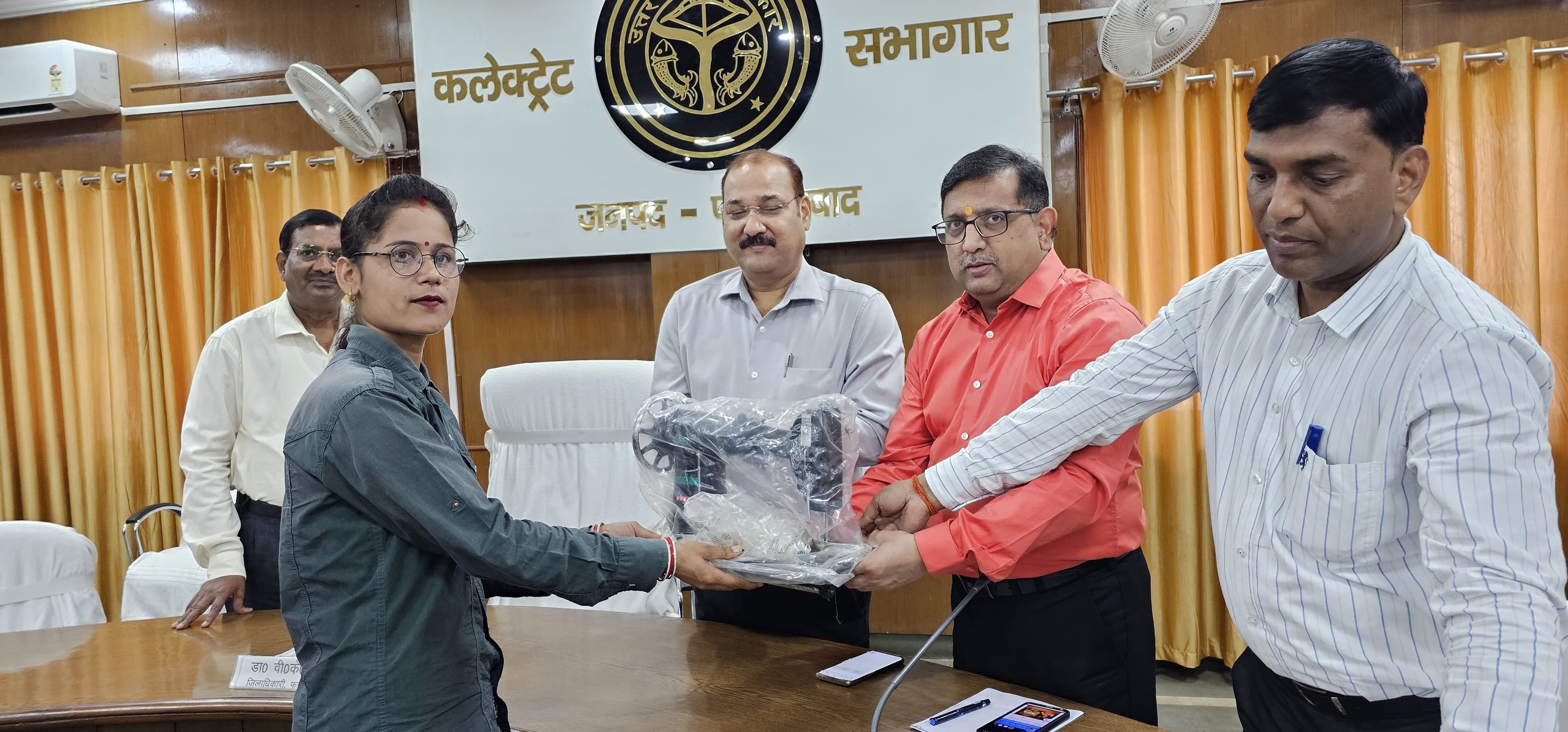 फर्रुखाबाद: जिलाधिकारी ने महिला टेलरिंग में प्रशिक्षित जिजोटा बुजुर्ग की लड़कियों को सिलाई मशीन उपहार स्वरूप प्रदान की ?