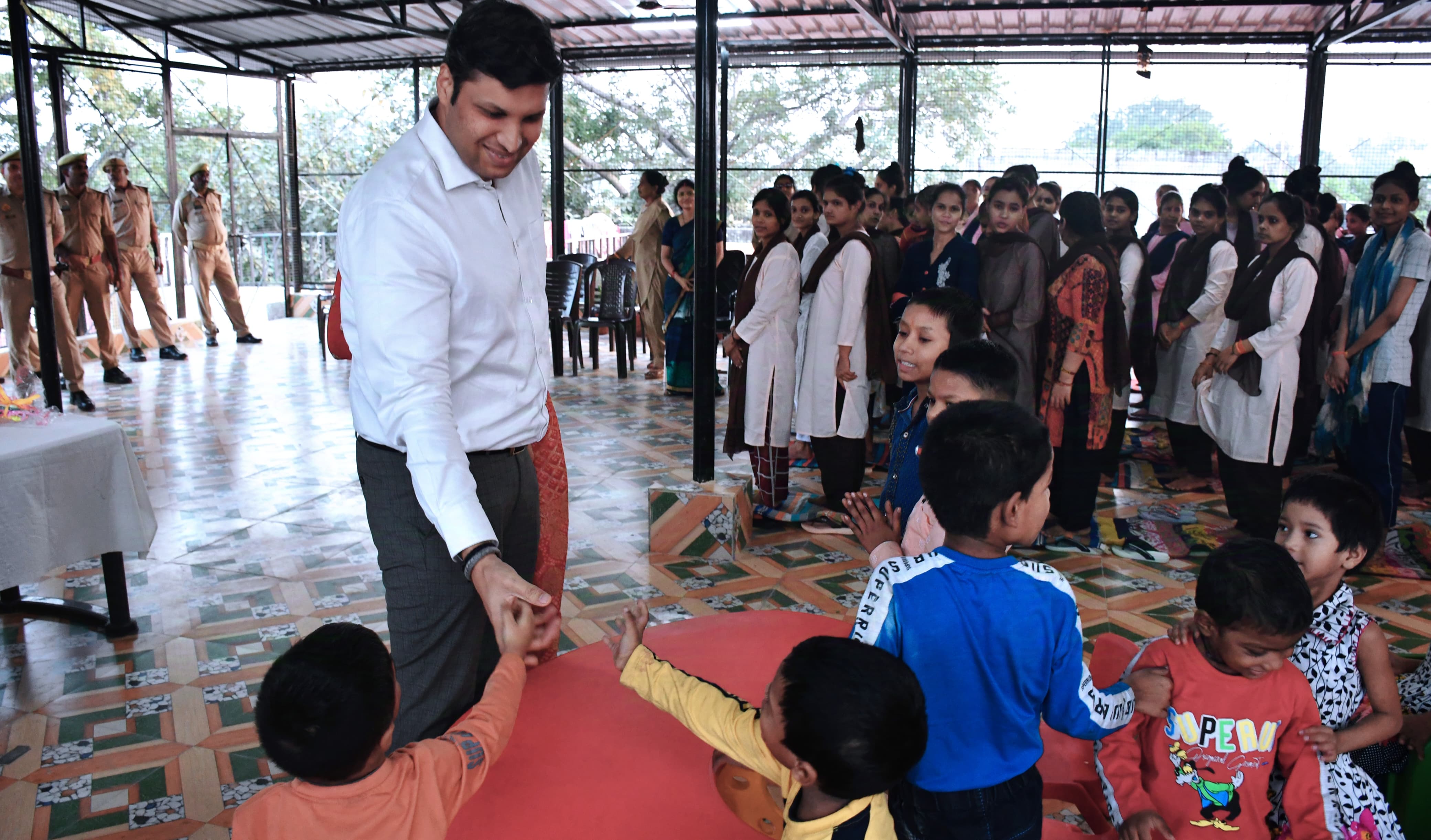 प्रयागराज: जिलाधिकारी ने बाल गृह शिशु, राजकीय बाल गृह बालिका और राजकीय महिला शरणालय का भ्रमण कर दीपावली की शुभकामनाएं दीं