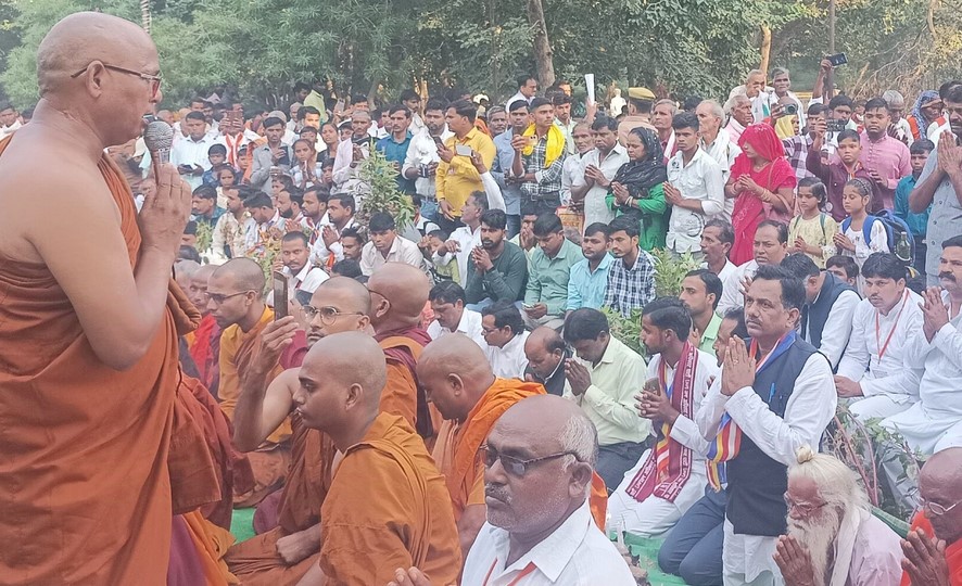 फर्रुखाबाद की बौद्ध नगरी संकिसा में कड़ी सुरक्षा के मध्य निकाली गई धम्म यात्रा