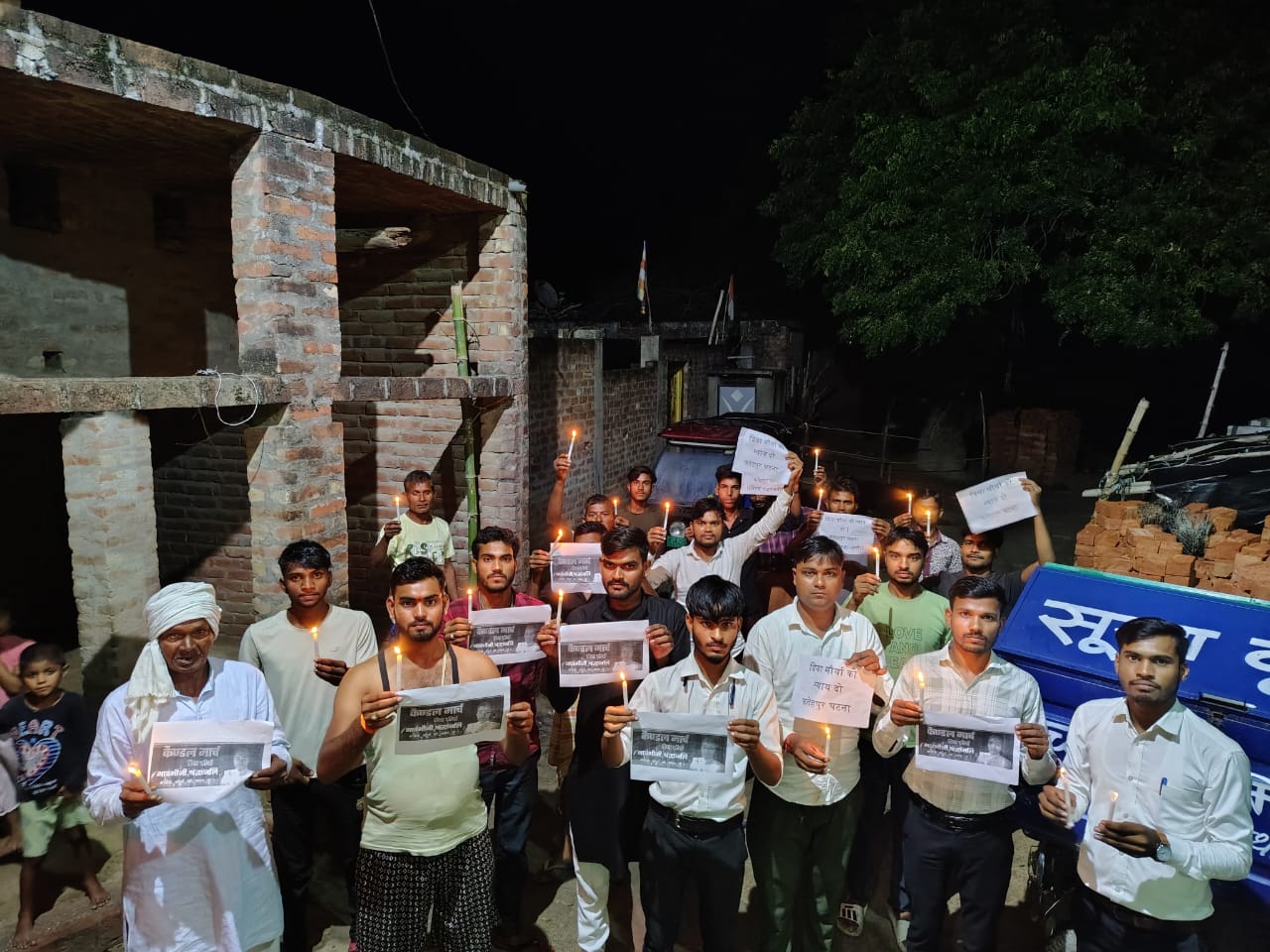 फतेहपुर की घटना को लेकर हरदोई में मौर्य समाज के लोगों ने निकाला कैंडल मार्च