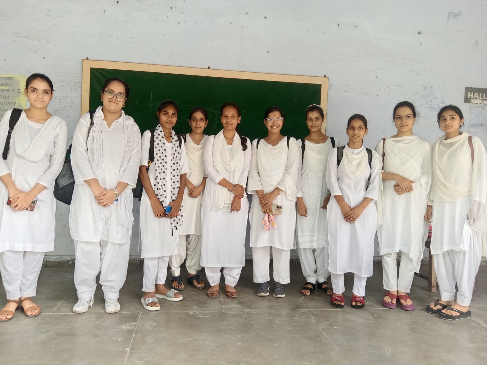 साहरनपुर:मुन्नालाल और जय नारायण खेमका गर्ल्स कॉलेज में आत्मनिर्भर भारत और स्वच्छता ही सेवा बैनर और पोस्टर प्रतियोगिता का आयोजन किया गया