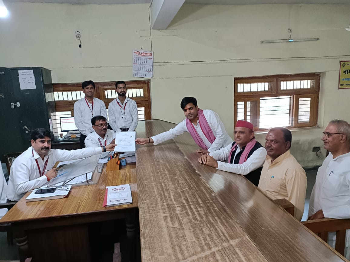 करहल विधानसभा का आज नामांकन सपा के राष्ट्रीय अध्यक्ष अखिलेश यादव ने मैनपुरी पहुंचकर पूर्व सांसद तेजप्रताप यादव का नामांकन पत्र दाखिल किया।