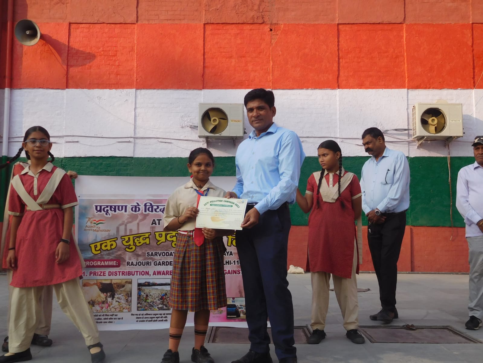 दिल्ली : योगेंद्र कुमार हैड वार्डर तिहाड जेल के नेतृत्व में प्रदूषण के विरुद्ध अभियान की शुरुआत में कई बच्चों ने भाग लिया
