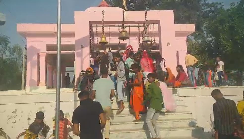 रायबरेली : नवरात्रि के पहले दिन शक्तिपीठ दुर्गा मंदिर में उमड़े श्रद्धालु ?