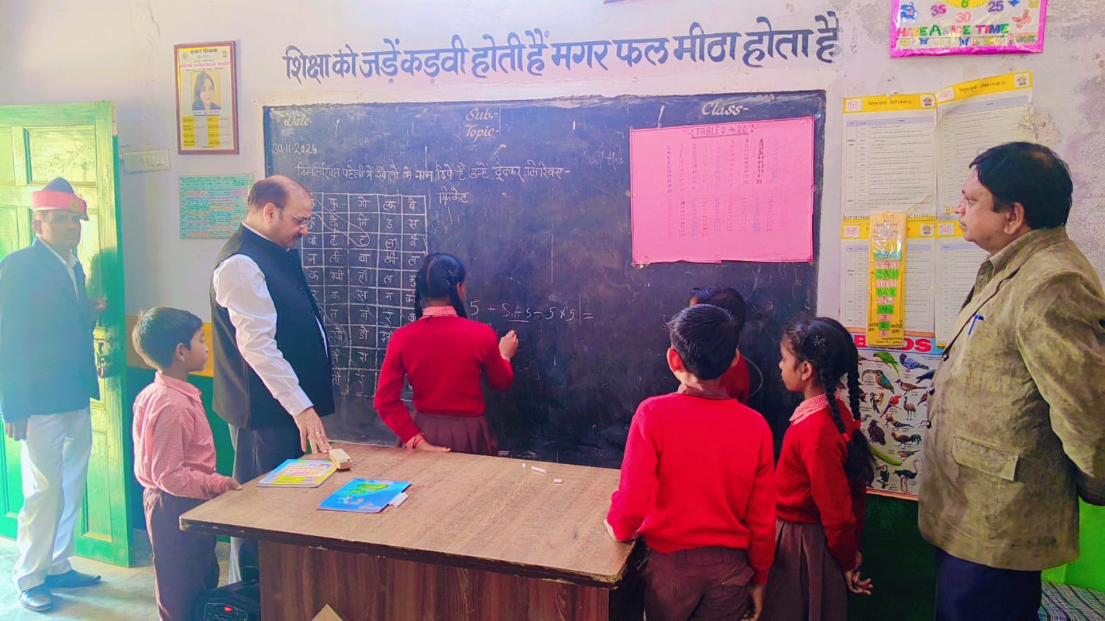 फर्रुखाबाद: जिलाधिकारी ने संविलियन प्राथमिक विद्यालय ग्वालटोली का औचक निरीक्षण, विद्यालय में शैक्षिक गुणवत्ता खराब पाई गई