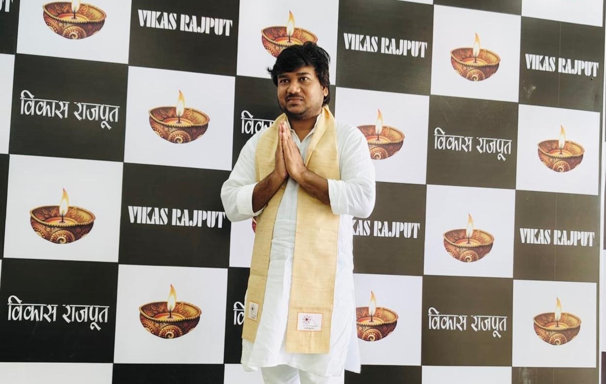 फर्रुखाबाद:भाजपा नेता विकास राजपूत ने दीवाली के उपलक्ष्य में कार्यालय पर पूजनकर पत्रकारों को बांटी मिठाई