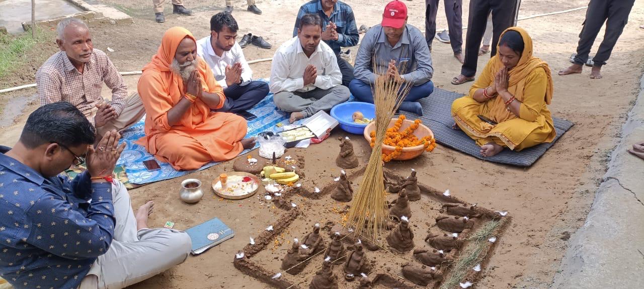 पीलीभीत :- विधानसभा बरखेड़ा विधायक स्वामी प्रवक्ता नंद ने गौशाला में किया गोवर्धन पूजन