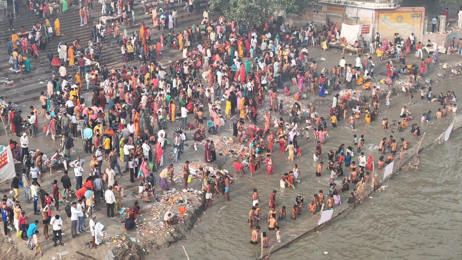 कन्नौज : गंगा में लगाई श्रद्धालुओं ने आस्था की डुबकी