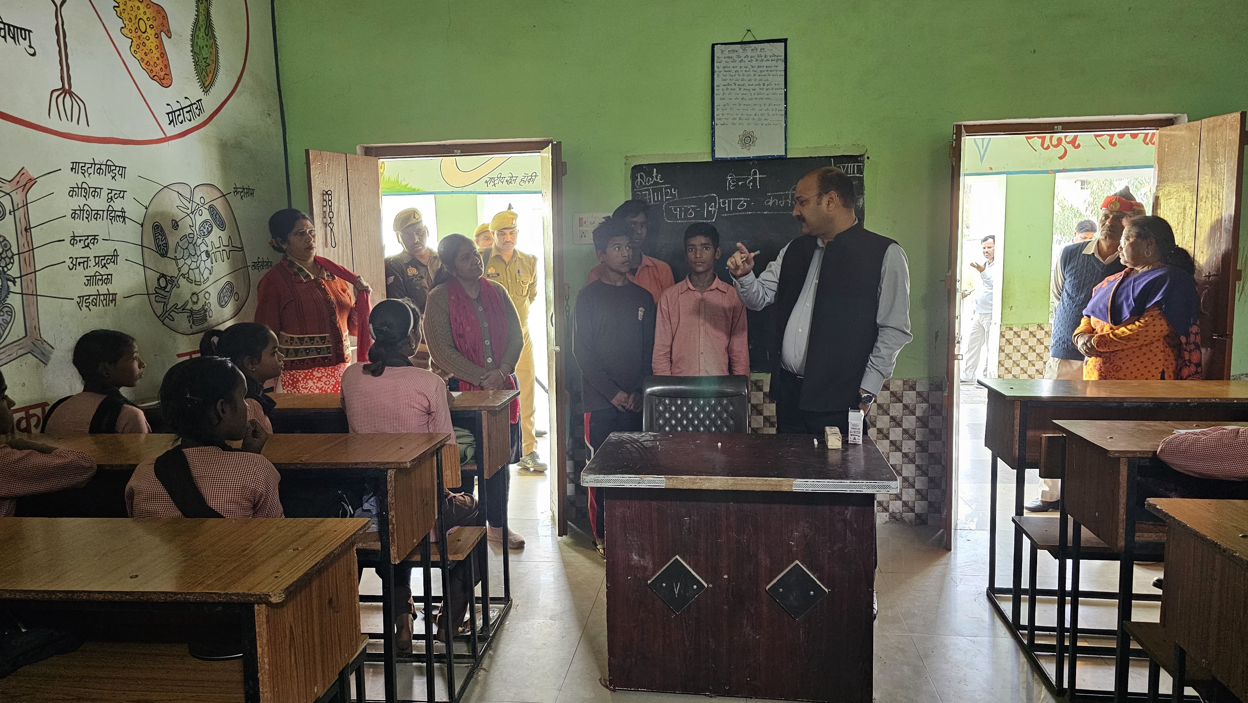 फर्रुखाबाद: जिलाधिकारी ने उच्च प्राथमिक विद्यालय बुढनामऊ(कन्या), बढपुर का किया निरीक्षण ?