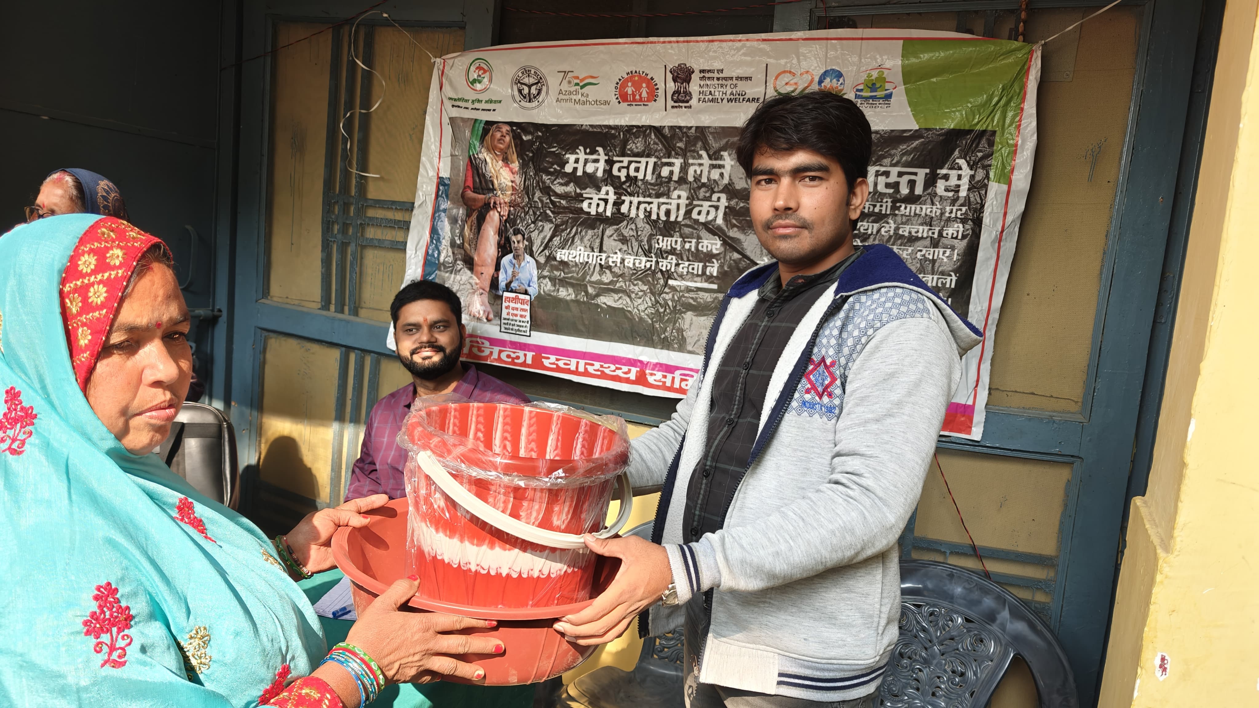 कन्नौज : फाइलेरिया मरीजों को किट और दवा का वितरण