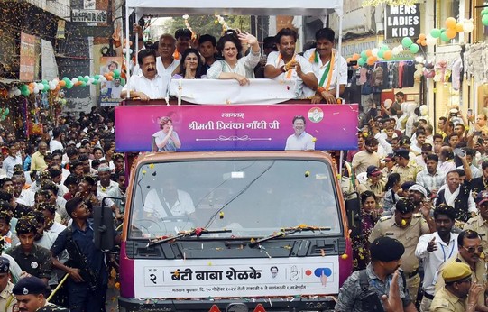 कांग्रेस महासचिव प्रियंका गांधी का नागपुर में भव्य रोड शो