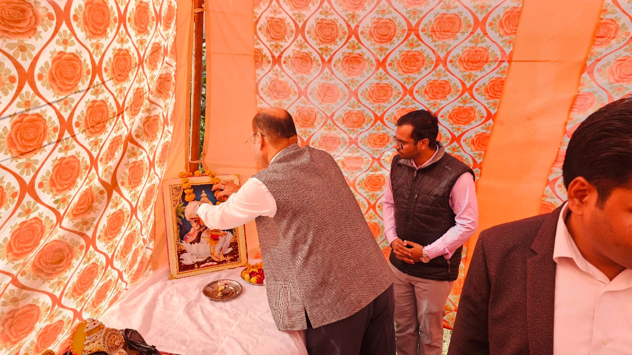 फर्रुखाबाद: अन्तर्राष्ट्रीय दिव्यांग दिवस का आयोजन जिलाधिकारी ने सरस्वती प्रतिमा पर माल्यार्पण एवं दीप प्रज्जवलन कर कार्यक्रम का किया शुभारम्भ