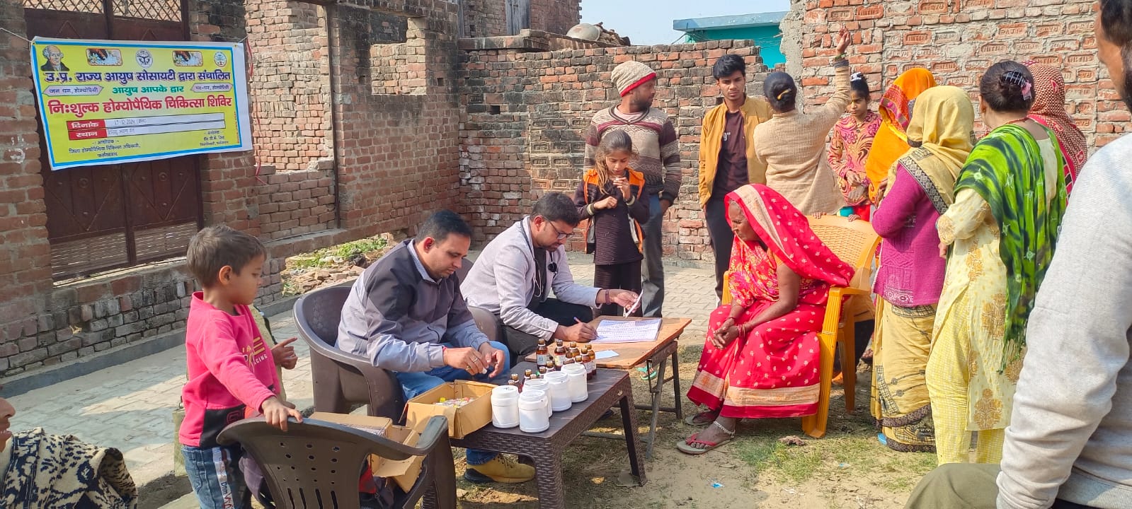 फर्रुखाबाद:टिलिया अहमदगंज में लगा स्वास्थ्य शिविर जांची गई सेहत दी गई दवा