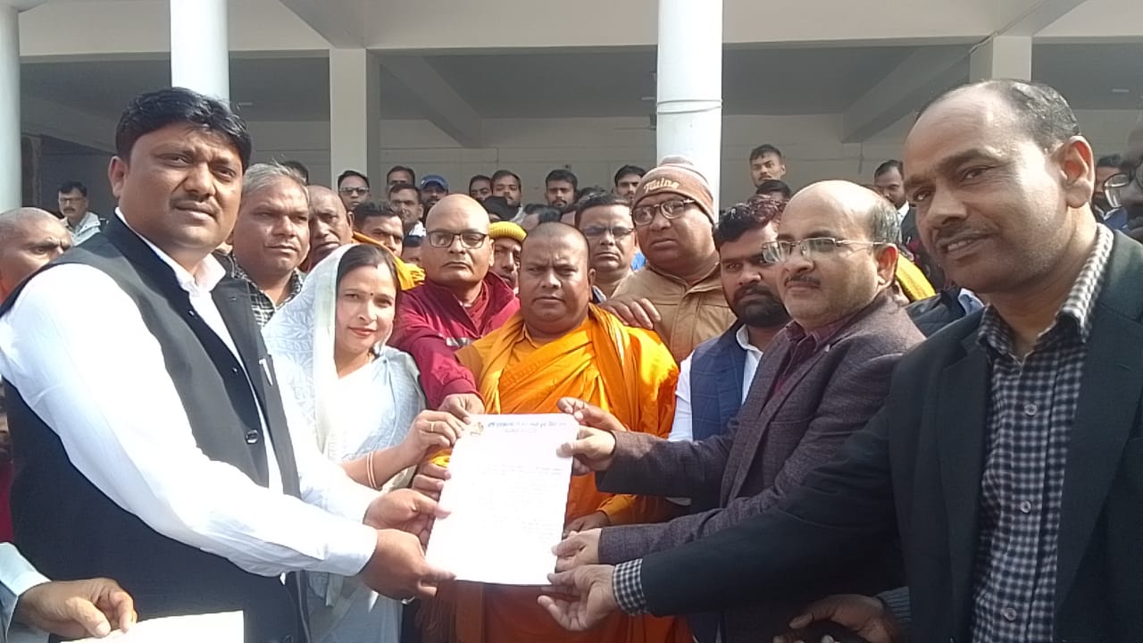 फर्रुखाबाद:बदायूं मझिया बुद्ध प्रकरण को लेकर भिक्षु संघ तथा बड़ी संख्या में उपासकों ने जोरदार नारेबाजी के साथ डीएम को सोपा ज्ञापन