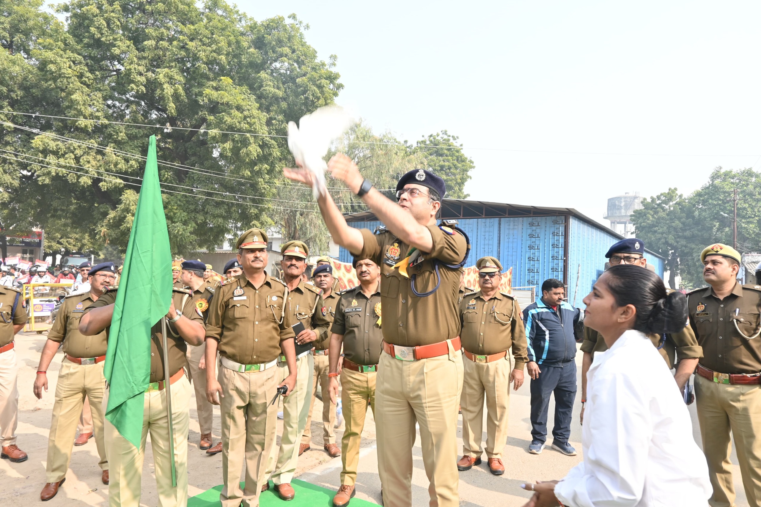 पुलिस आयुक्त प्रयागराज की अध्यक्षता में रिजर्व पुलिस लाइन्स  में यातायात जागरूकता माह नवम्बर का समापन समारोह आयोजित किया गया ।