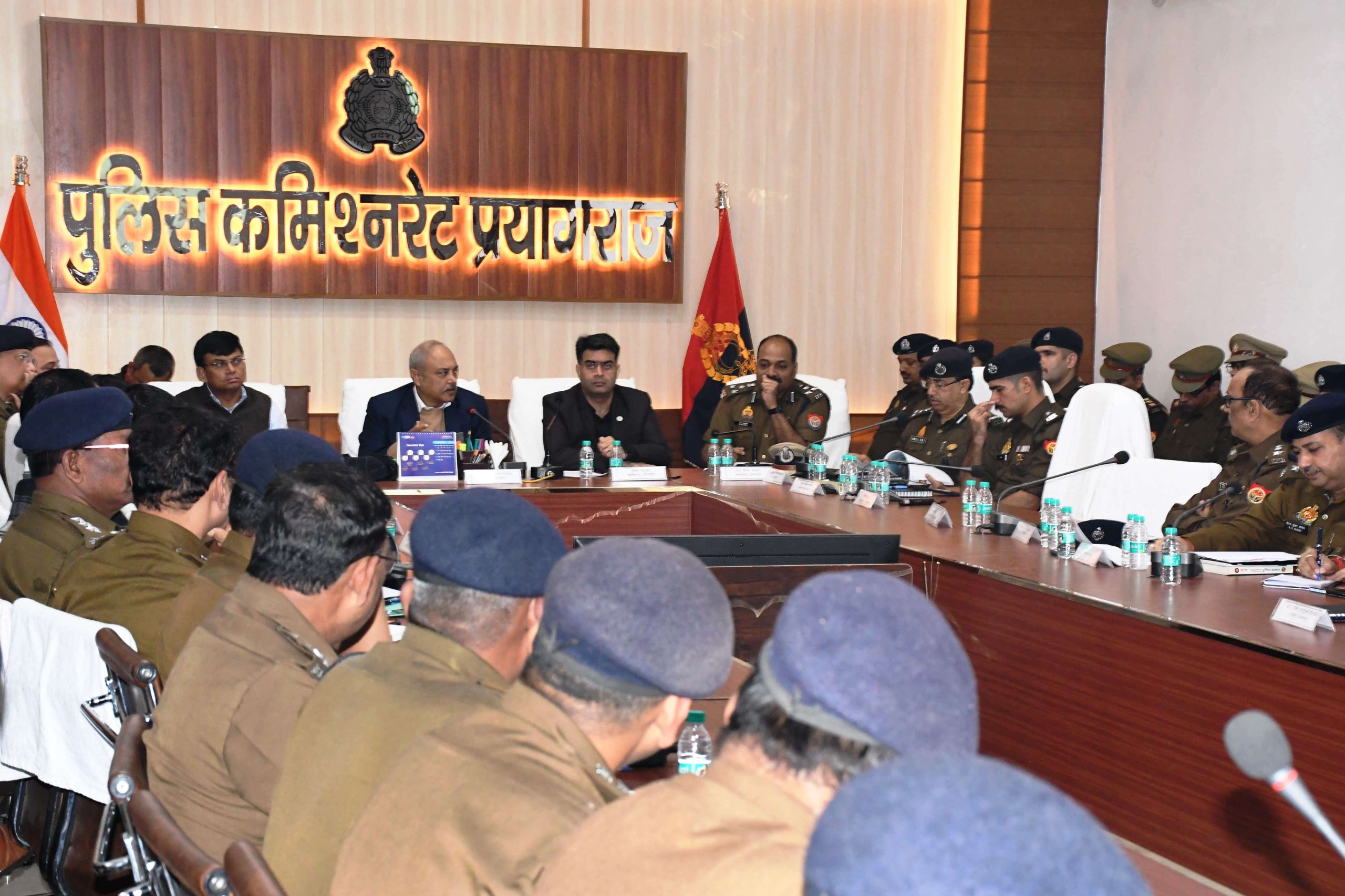 प्रयागराज-महाकुम्भ के सकुशल एवं सुरक्षित आयोजन के दृष्टिगत मेला की तैयारियों एवं यातायात सहित अन्य व्यवस्था करने के सम्बन्ध में निम्नलिखित एजेण्डा बिन्दुओं पर समीक्षा गोष्ठी की गयी ।