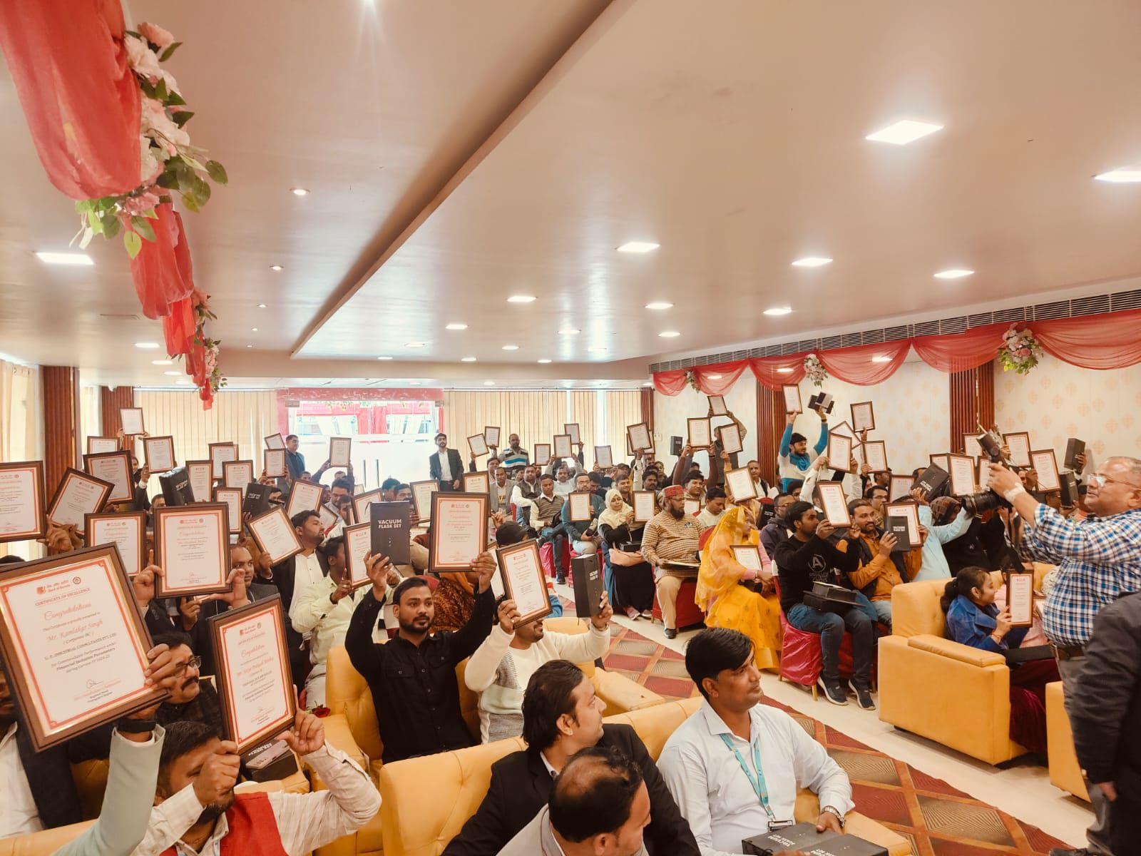 वित्तीय समावेशन अधिकारी प्रयागराज द्वितीय बैंक ऑफ बड़ौदा बैंक मित्र/ बैंक सखी सम्मान समारोह ?
