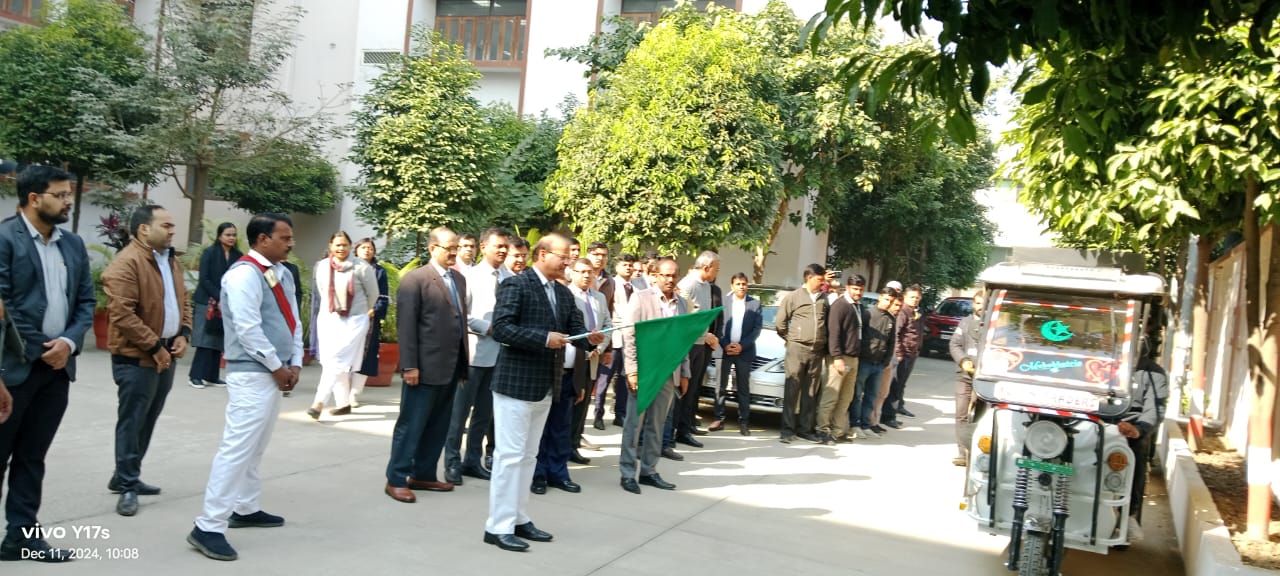 प्रयागराज : राष्ट्रीय लोक अदालत की सफलता हेतु जनपद न्यायालय परिसर, प्रयागराज से प्रचार वाहन को हरी झंडी दिखाकर रवाना किया