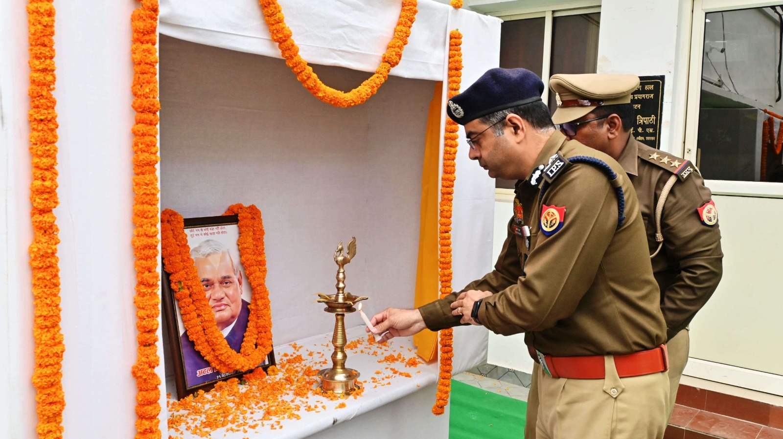 प्रयागराज:अटल बिहारी वाजपेयी जी, की 100वीं जयंती के उपलक्ष्य में कैम्प कार्यालय पर स्व0 अटल बिहारी बाजपेयी की फोटो के समक्ष पुलिस आयुक्त प्रयागराज तरुण गाबा द्वारा दीप प्रज्ज्वलित कर माल्यार्पण किया गया