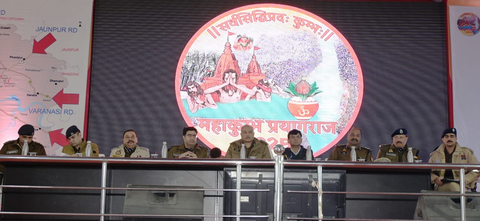 प्रयागराज- आगामी महाकुम्भ मेला-2025 की यातायात व्यवस्था की तैयारियों के दृष्टिगत पुलिस लाइन, परेड के संकल्प प्रशिक्षण पंडाल में एडीजी जोन भानु भास्कर द्वारा किया गया।
