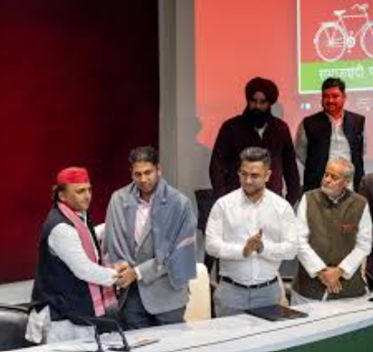 सपा अध्यक्ष अखिलेश यादव ने किया मीडिया को संबोधित !