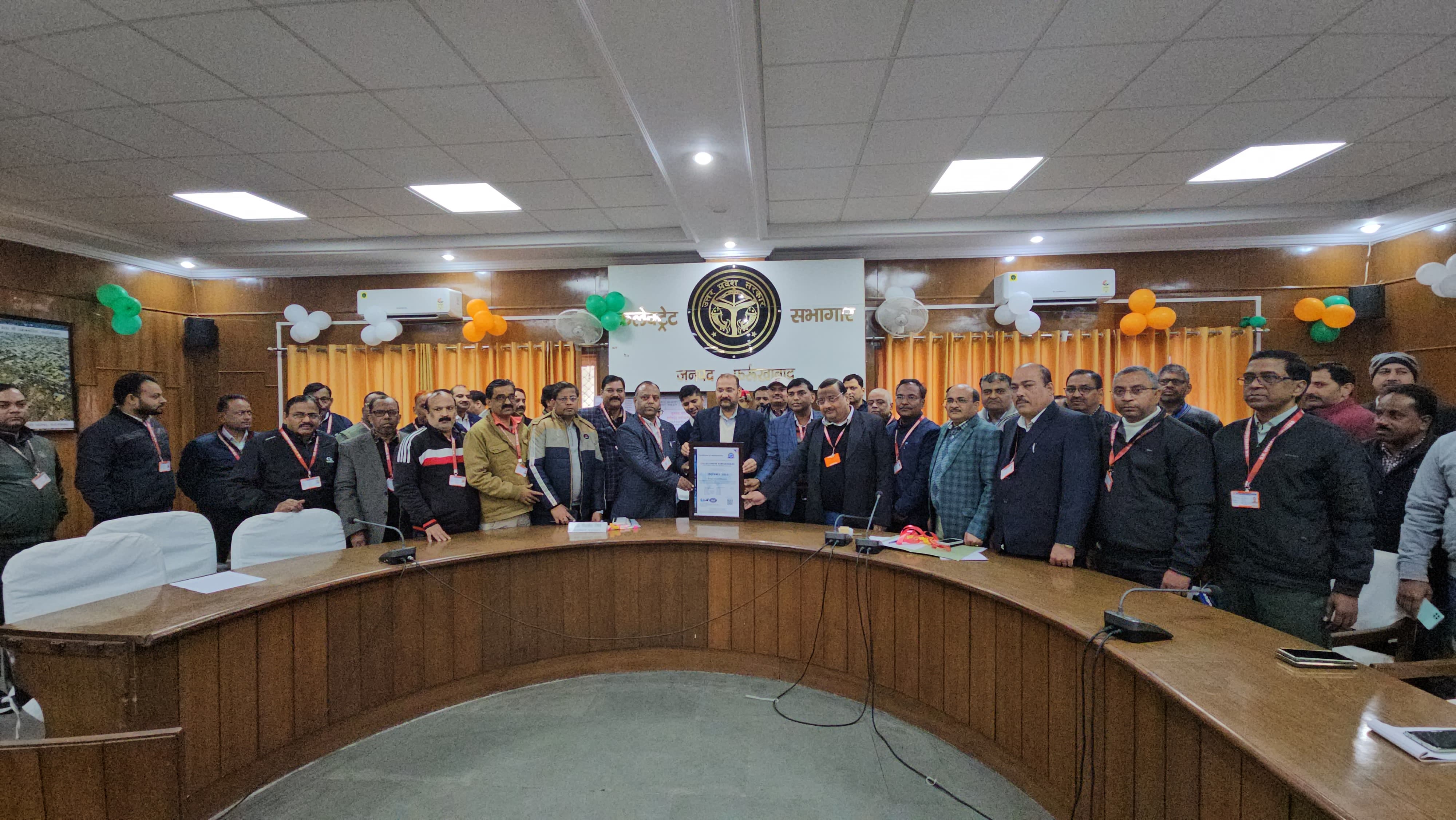 फर्रुखाबाद के आधुनिकीकरण, कम्प्यूटरीकरण, स्वच्छता एवं कार्य प्रणाली में नवाचार की दिशा में विशिष्ट एवं उल्लेखनीय कार्य के लिये प्रमाणपत्र जिलाधिकारी को प्रदान किया गया।