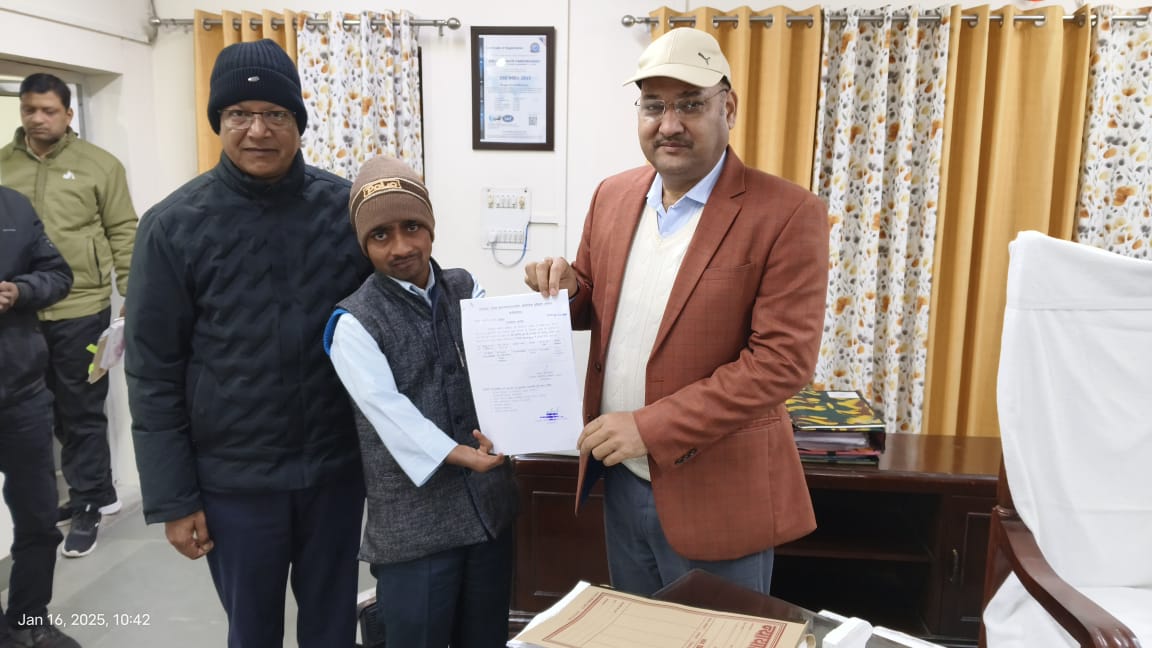 फर्रुखाबाद:दिव्यांग अभिनेष को अप्रेंटिस योजनान्तर्गत नियुक्ति पत्र जिलाधिकारी द्वारा स्वयं प्रदान किया।