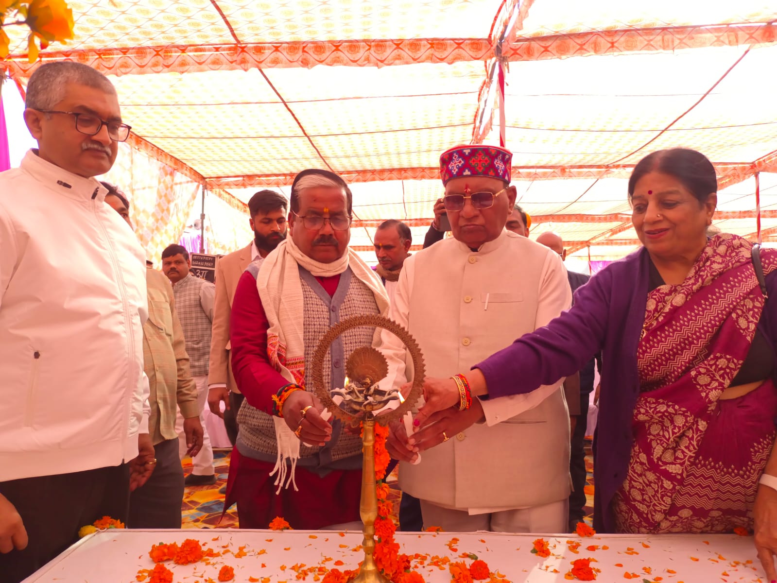 फर्रुखाबाद:ऑफिसर्स क्लब में यूपी दिवस समारोह का शुभारंभ मुख्य अतिथियों ने दीप प्रज्वलंन कर कार्यक्रम शुरुआत की।