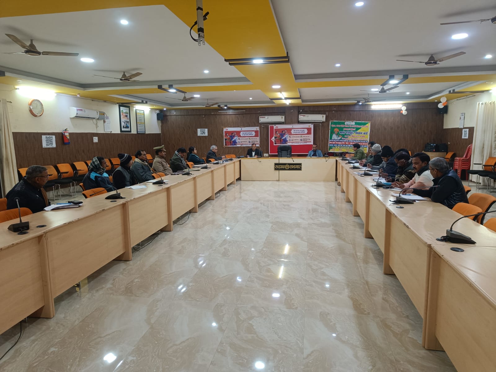 कासगंज : कलेक्ट्रेट सभागार में अपर जिलाधिकारी राकेश कुमार पटेल की अध्यक्षता में जिला विद्यालय परिवहन यान सड़क सुरक्षा समिति की बैठक संपन्न हुई।