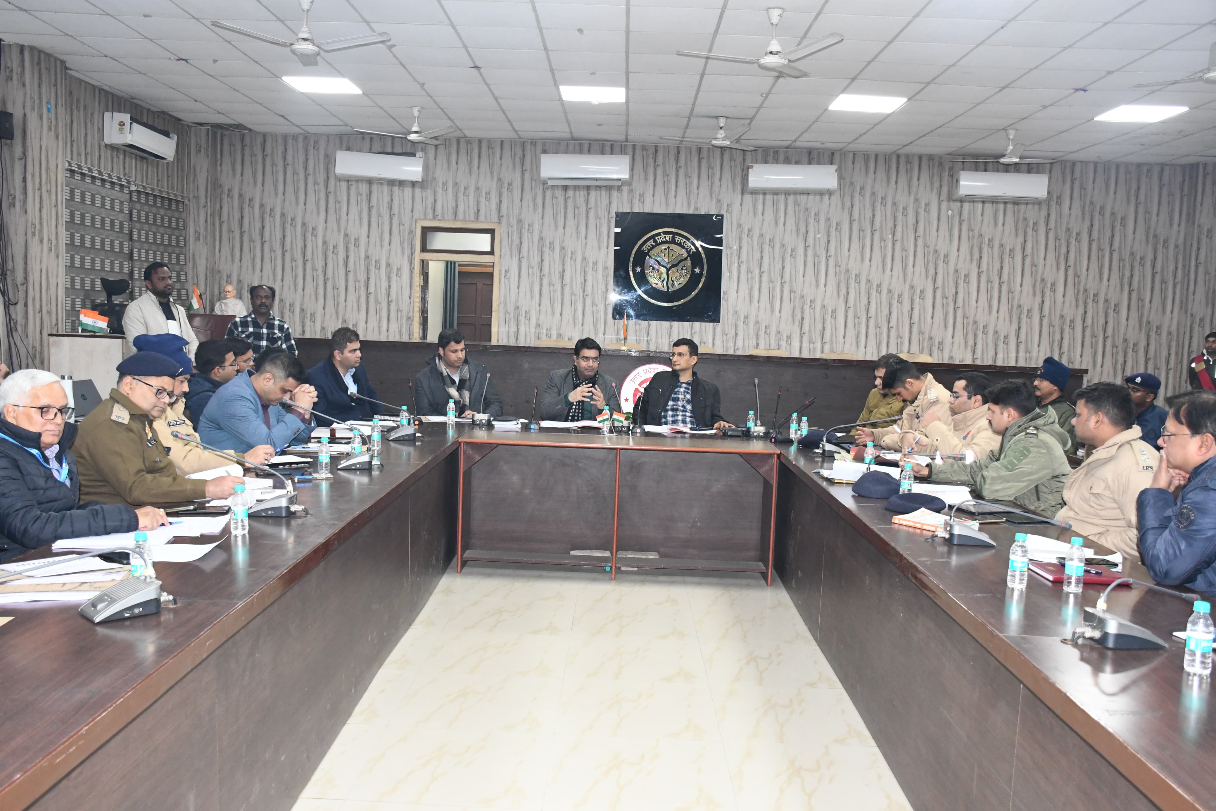 प्रयागराज-पुलिस आयुक्त एवं मण्डलायुक्त की सहअध्यक्षता में महाकुम्भ-2025 के दृष्टिगत यातायात प्रबंधन एवं पार्किंग व्यवस्था के सम्बंध में बैठक सम्पन्न