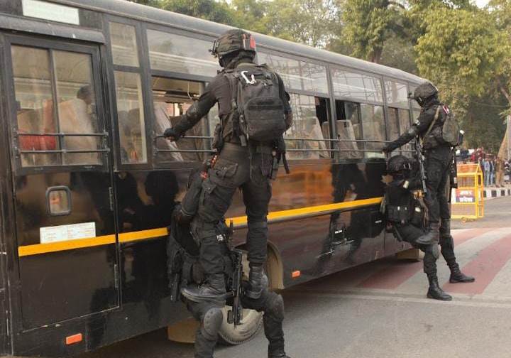 पुलिस उपायुक्त नगर के निर्देशन में NSG कमांडो और प्रयागराज पुलिस द्वारा बालसन चौराहे, प्रयागराज में एक मॉक एक्सरसाइज का आयोजन किया।