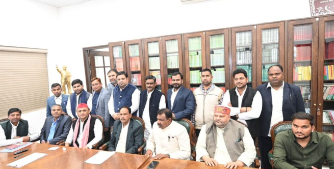 यूपी में कई जनपदों के बसपा के कई प्रमुख नेताओं ने समाजवादी पार्टी की सदस्यता ग्रहण की।