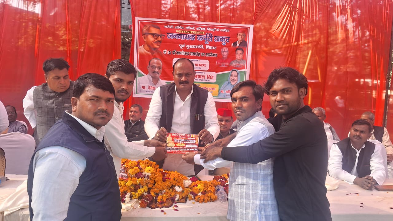 एटा:अंतर्राष्ट्रीय बुद्ध महोत्सव मेले की बैरंजा टीम ने सपा सांसद देवेश शाक्य को किया आमंत्रित।