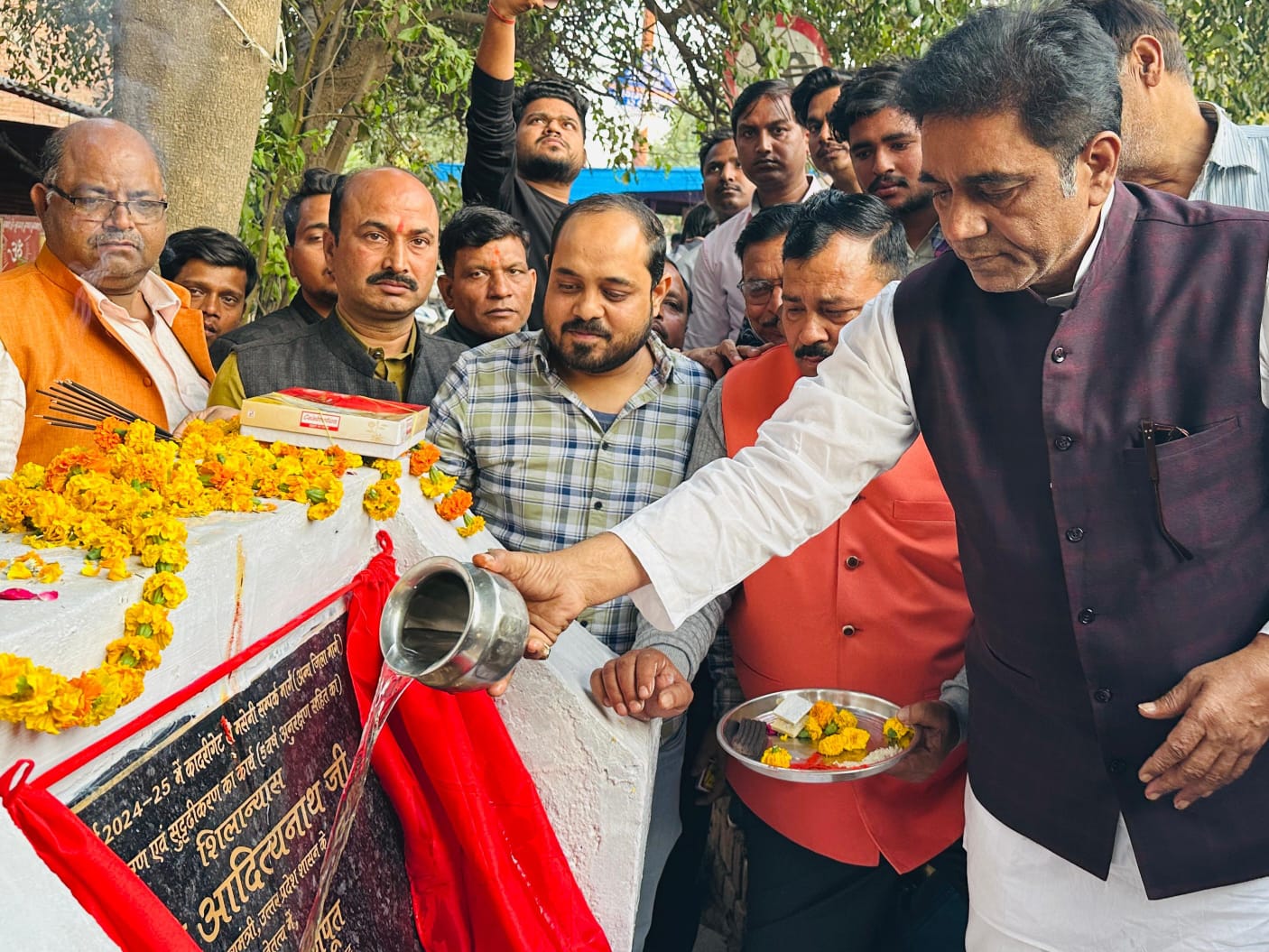 फर्रुखाबाद:सदर विधायक ने कादरीगेट से मसेनी संपर्क मार्ग के चौड़ीकरण एवं सुंदरीकरण कार्य का किया शिलान्यास।