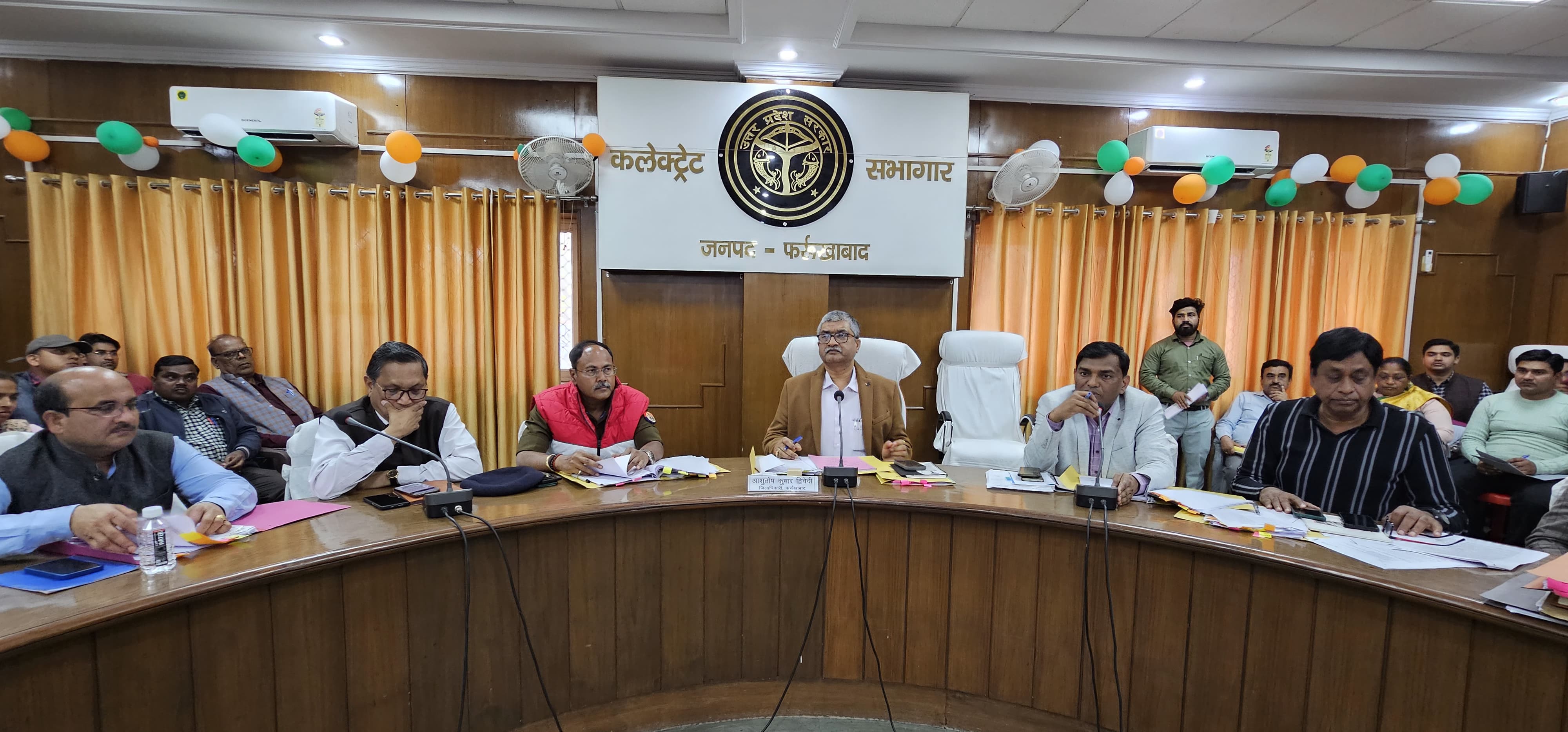 फर्रुखाबाद:डीएम की अध्यक्षता में हाईस्कूल व इंटर बोर्ड परीक्षा 2025 को नकलविहीन व शांतिपूर्ण ढंग से कराने के लिये समीक्षा वैठक हुई।