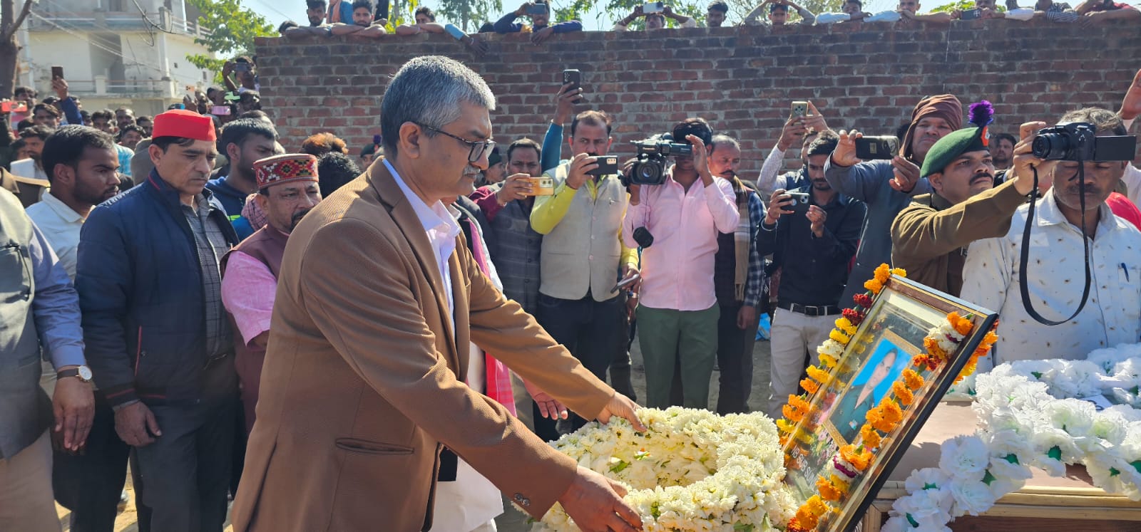 फर्रुखाबाद में शोक की लहर, शहीद नायक सूबेदार सुनील कुमार प्रजापति को जिलाधिकारी ने दी श्रद्धांजलि