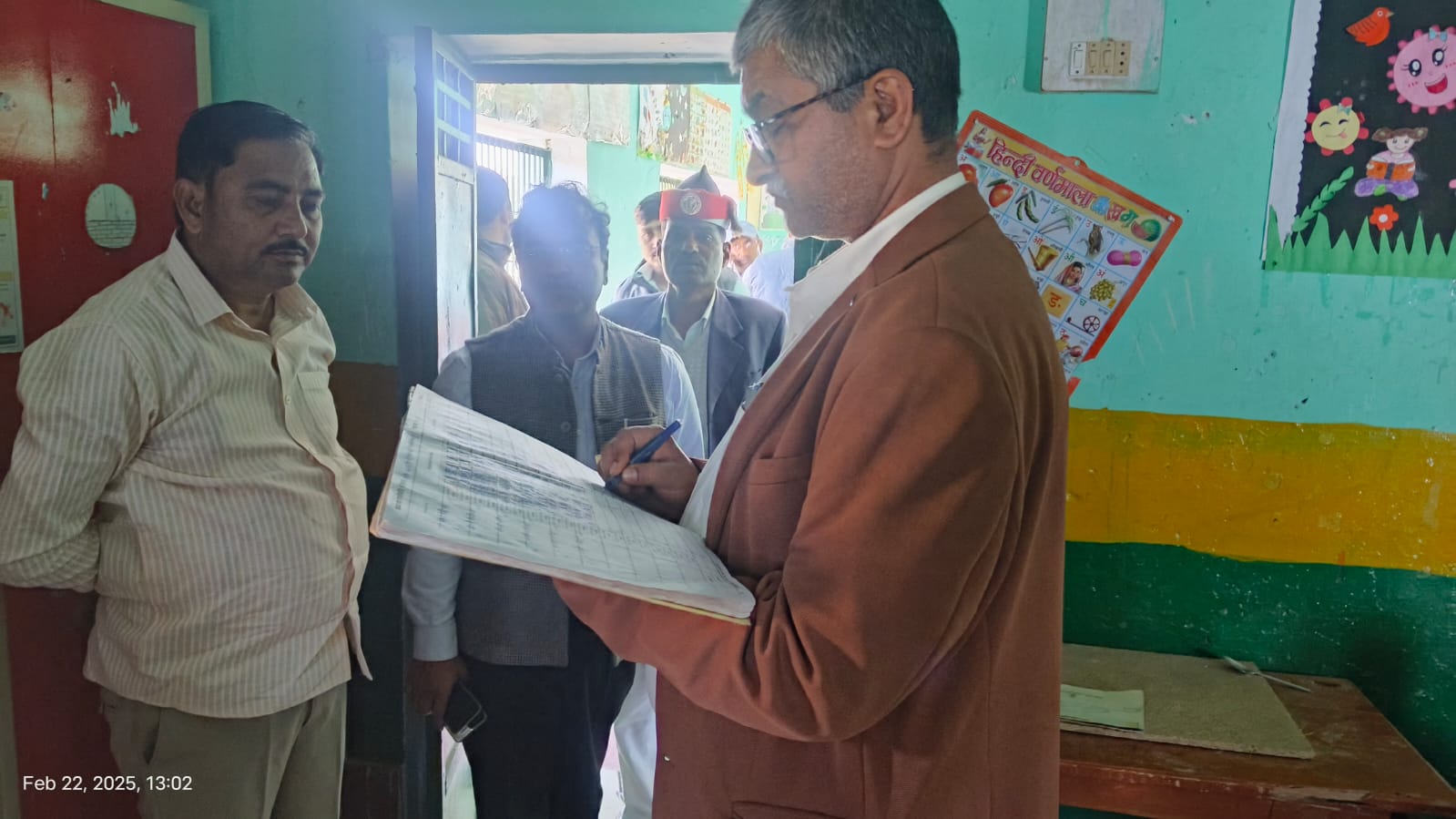 फर्रुखाबाद:जिलाधिकारी ने संविलियन कन्या विद्यालय खिमसेपुर का किया आकस्मिक निरीक्षण।