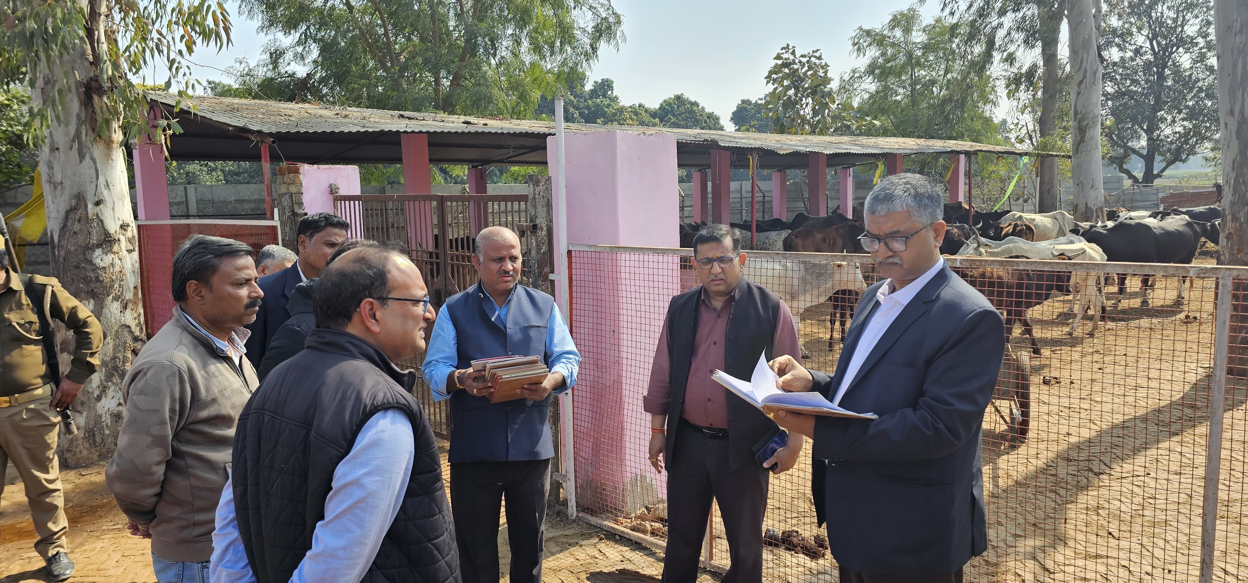 फर्रुखाबाद: जिलाधिकारी आशुतोष कुमार द्विवेदी ने याकूतगंज गौशाला का किया निरीक्षण।
