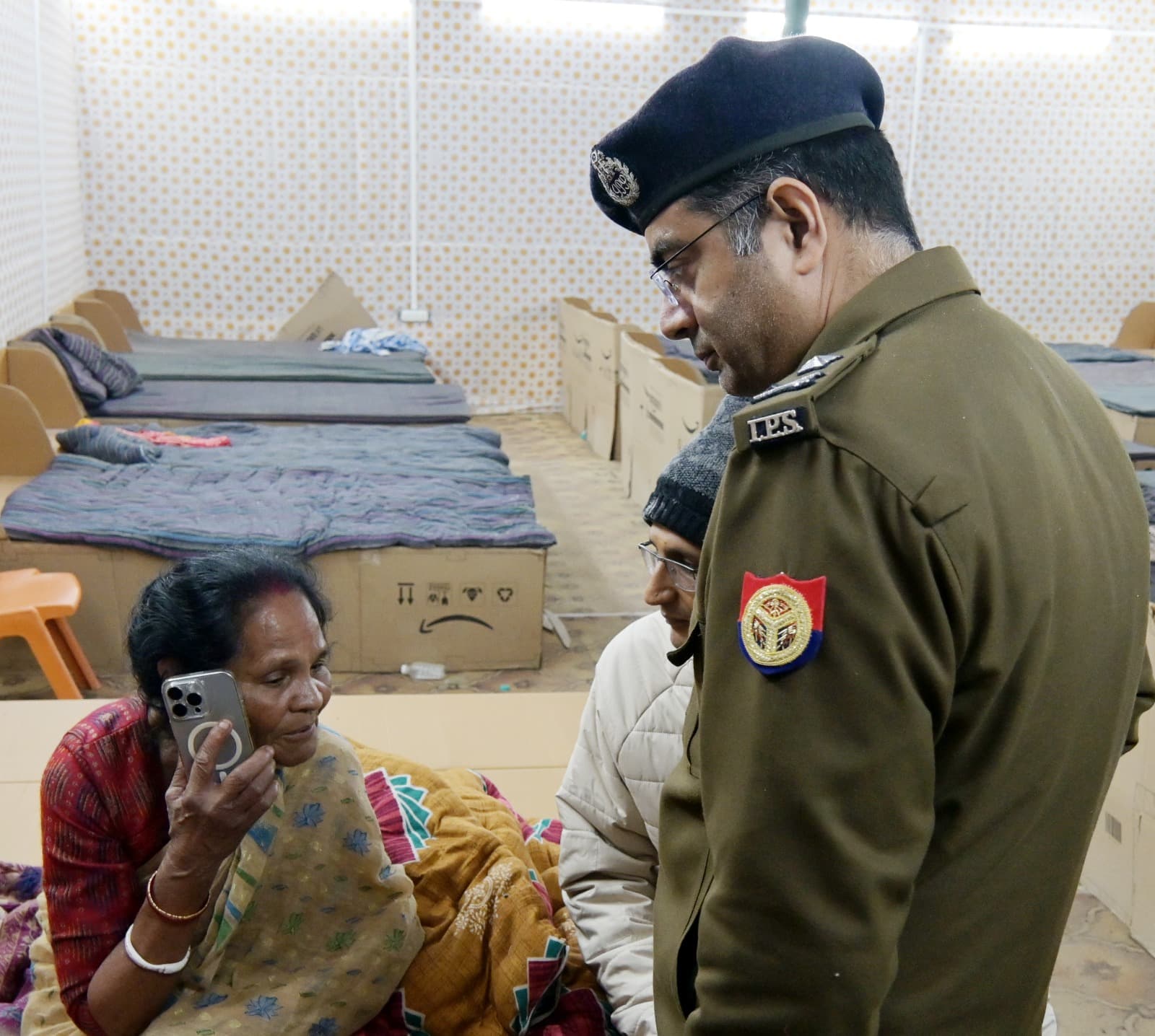 प्रयागराज : खोया-पाया केंद्र पहुंचे पुलिस आयुक्त, बिछड़ी बुजुर्ग महिला को मिलवाया परिजनों से