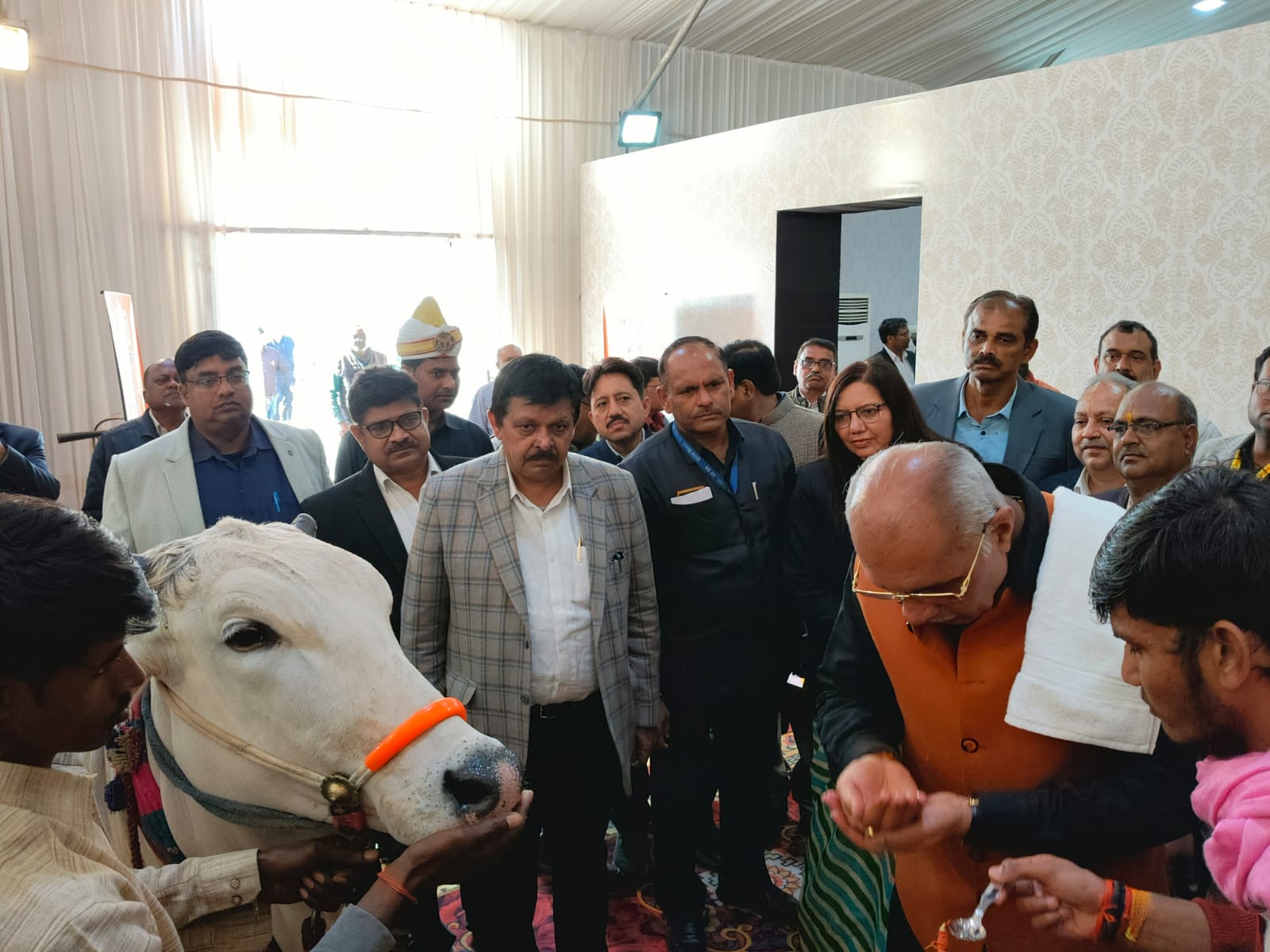 प्रयागराज पशुधन मंत्री धर्मपाल सिंह ने महाकुंभ नगर में गो संरक्षण एवं दुग्ध विकास पर की समीक्षा बैठक