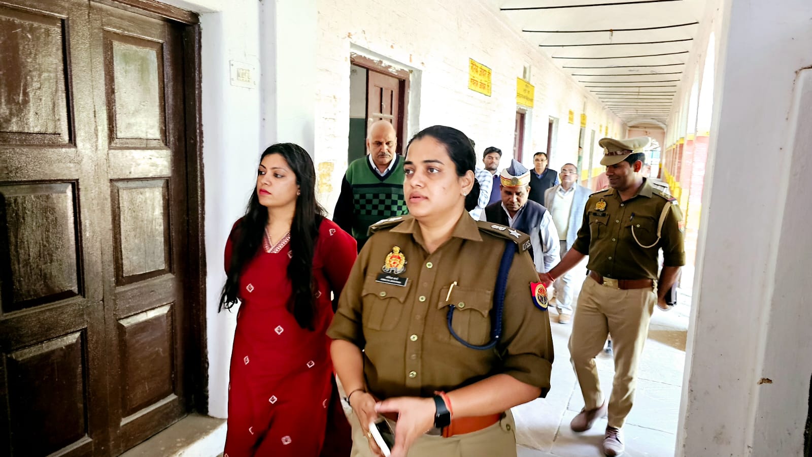 कासगंज:जिलाधिकारी मेधा रूपम व पुलिस अधीक्षक अंकिता शर्मा ने बोर्ड परीक्षा केन्द्र श्री गणेश इण्टर कॉलेज,श्री सूरज प्रसाद डागा का किया निरीक्षण।