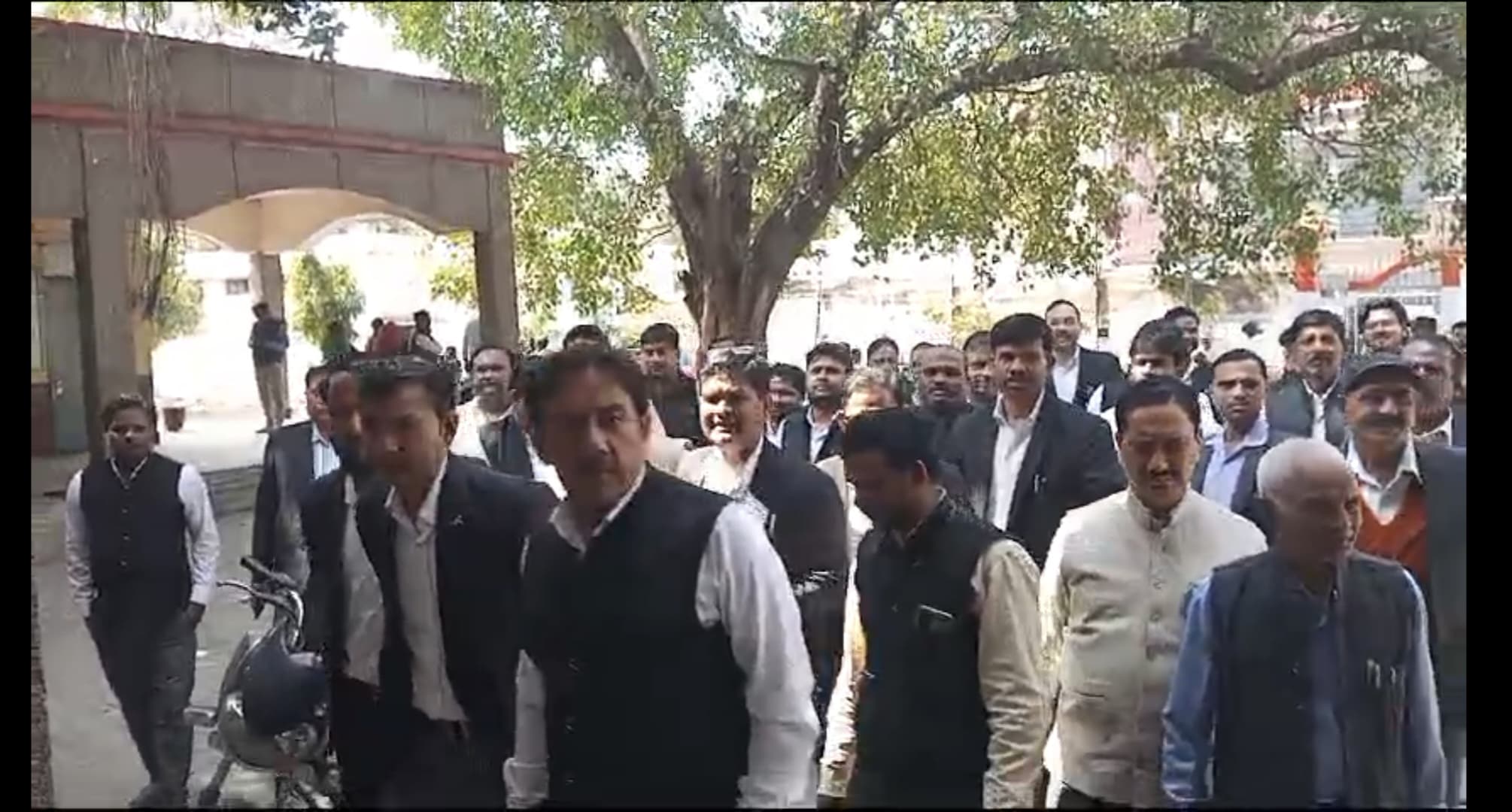 फर्रुखाबाद अधिवक्ता बिल के खिलाफ वकीलों ने उग्र आंदोलन किया।