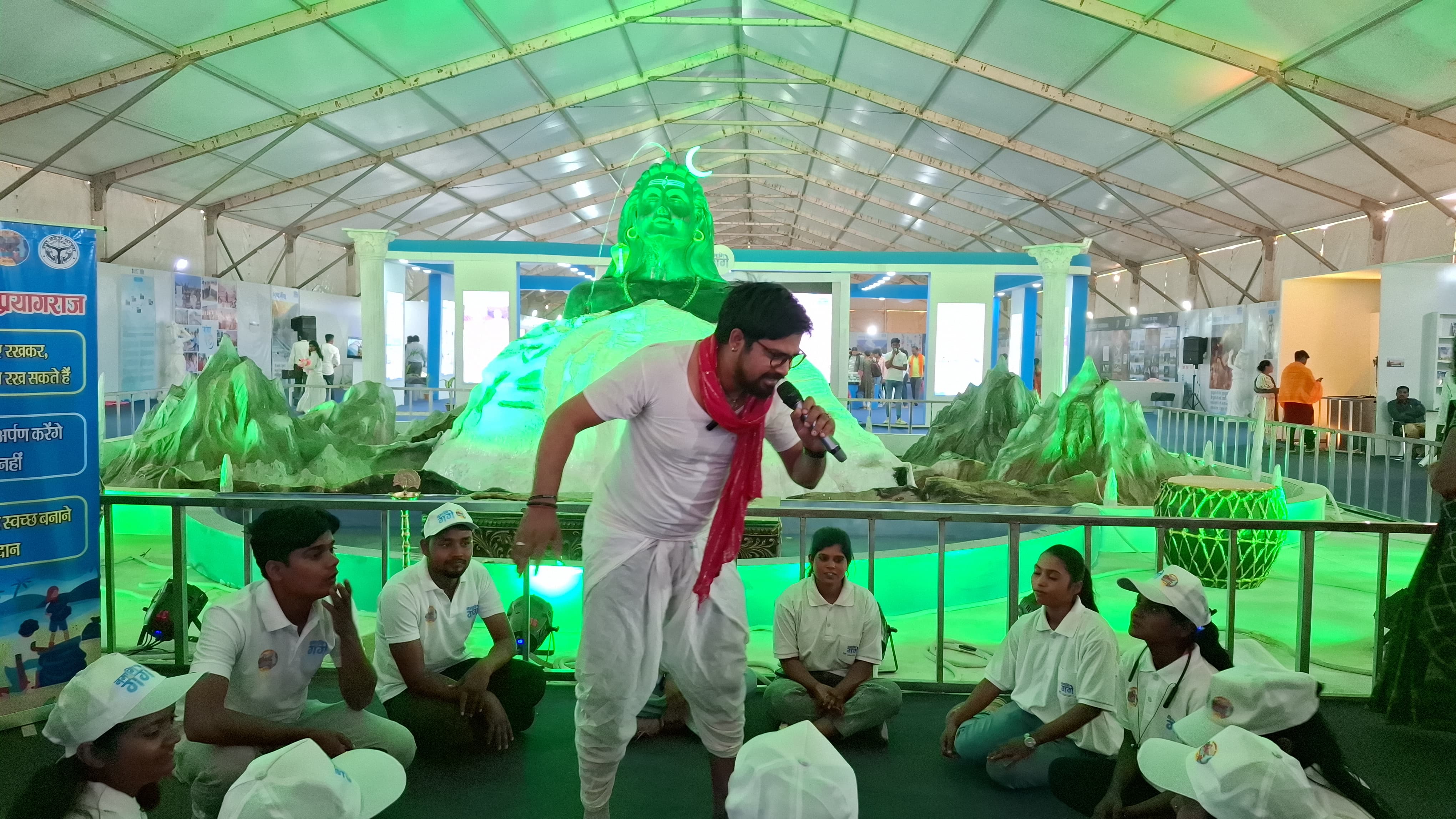 प्रयागराज महाकुंभ 2025 के 44 दिन राष्ट्रीय स्वच्छ गंगा मिशन द्वारा लगाई गई नमामि गंगे प्रदर्शनी में जन जागरूकता कार्यक्रम आयोजित किया गया।