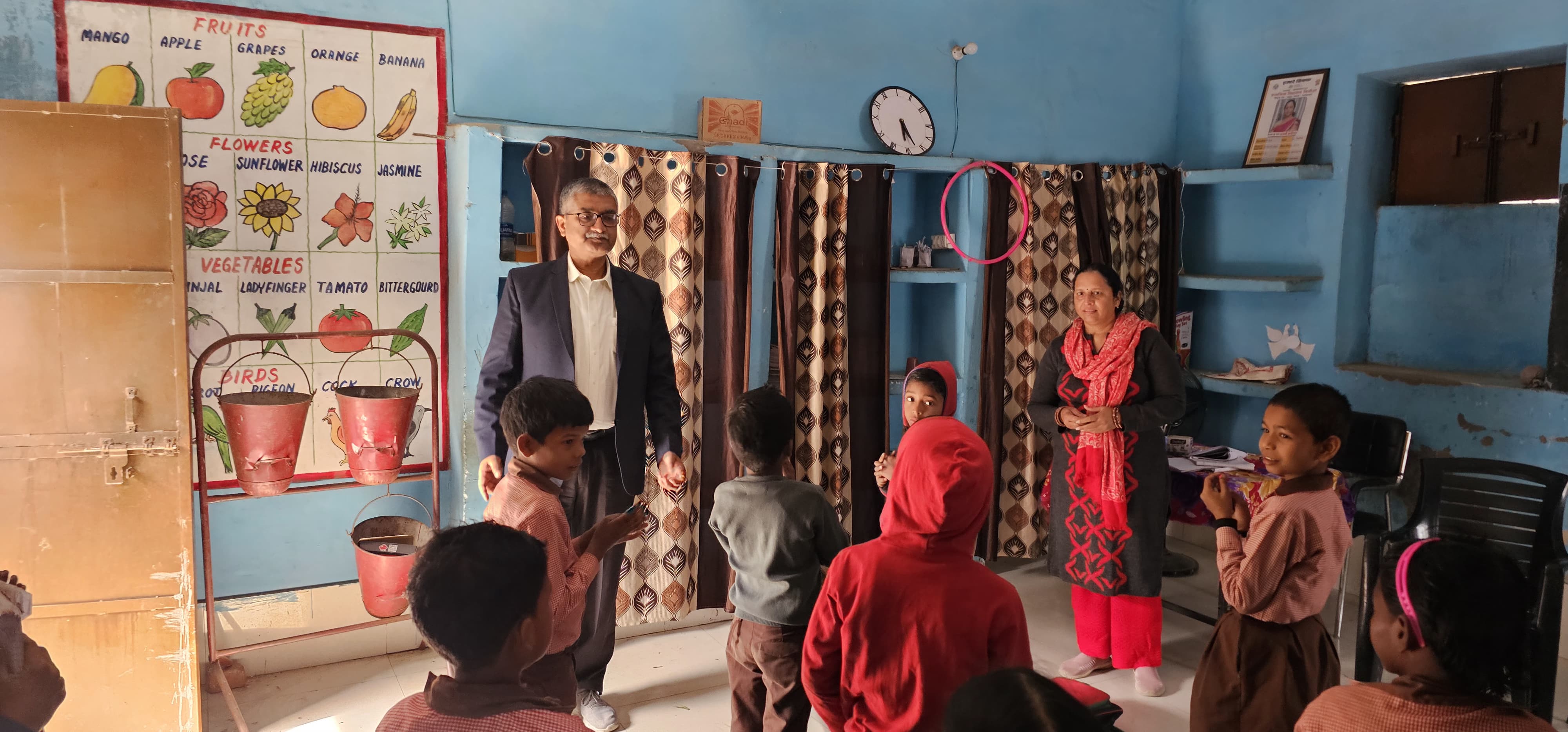 फर्रुखाबाद:जिलाधिकारी ने प्रा0 विद्यालय निनौआ का किया निरीक्षण