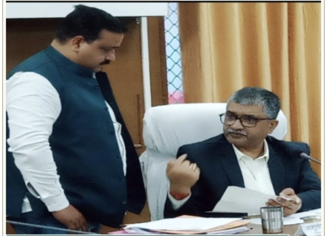 फर्रुखाबाद विकास मंच के जिलाध्यक्ष भैय्यन मिश्रा ने हाउस टैक्स वॉटर टैक्स निर्धारण करने की डीएम से लगाई गुहार।